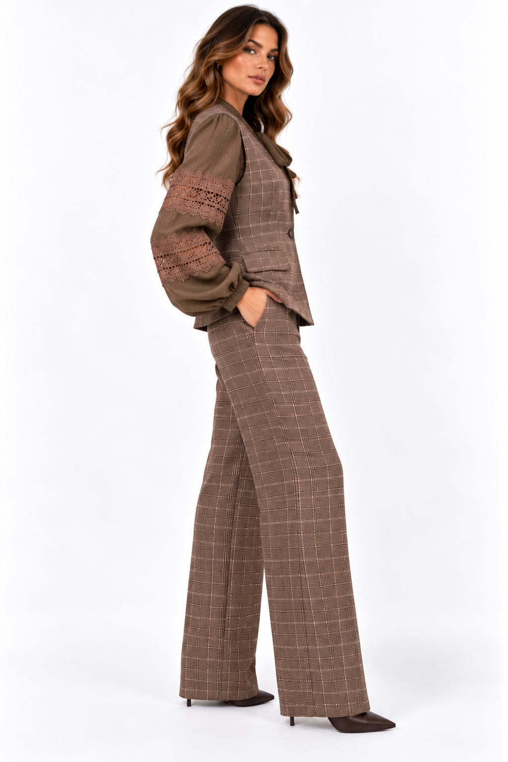 Tailleur donna a quadri 511 indossato, vista laterale del gilet e del pantalone a gamba ampia.