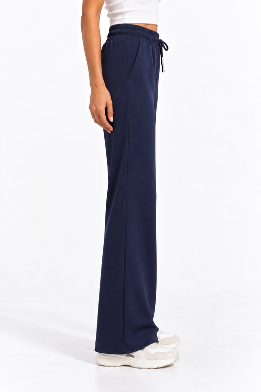 Pantalone donna wide leg blu scuro Ehnlè Milano indossato di profilo, con gamba ampia e vita con laccetto.