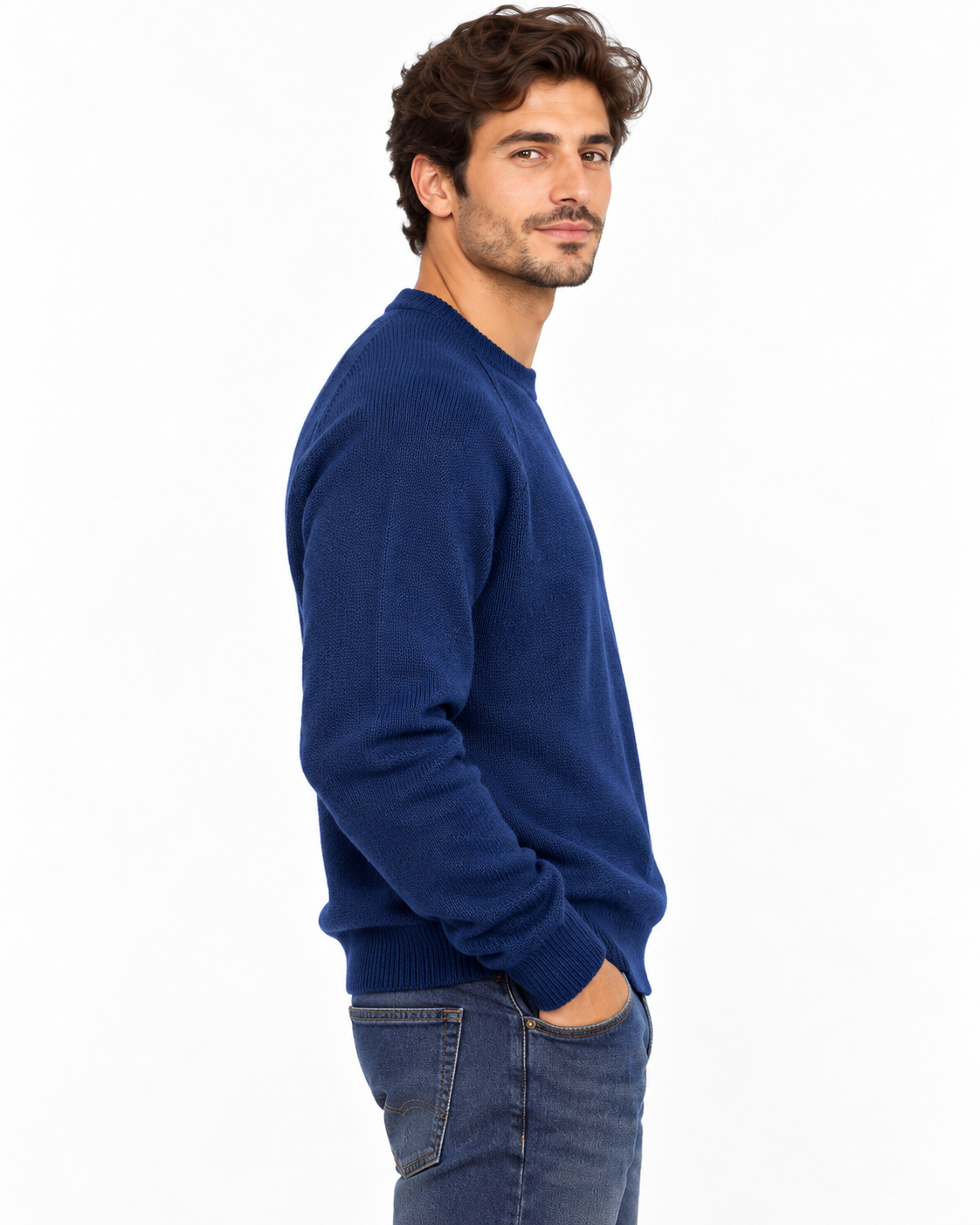 Maglione uomo girocollo blu indossato, vista laterale con dettaglio della manica raglan