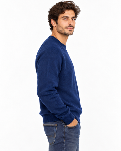 Maglione uomo girocollo blu indossato, vista laterale con dettaglio della manica raglan