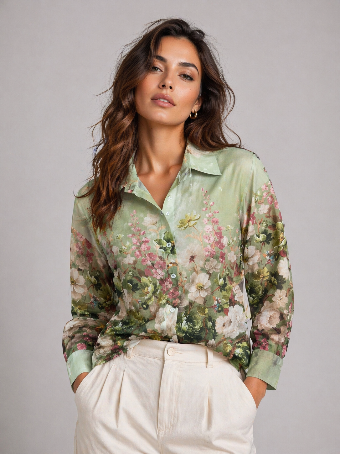 Camicia floreale donna in TENCEL® colore verde salvia indossata, collo alla francese, manica lunga – Made in Italy | Frarò
