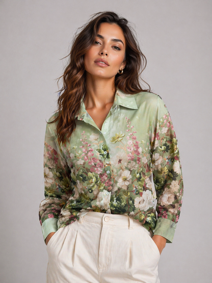 Camicia floreale donna in TENCEL® colore verde salvia indossata, collo alla francese, manica lunga – Made in Italy | Frarò
