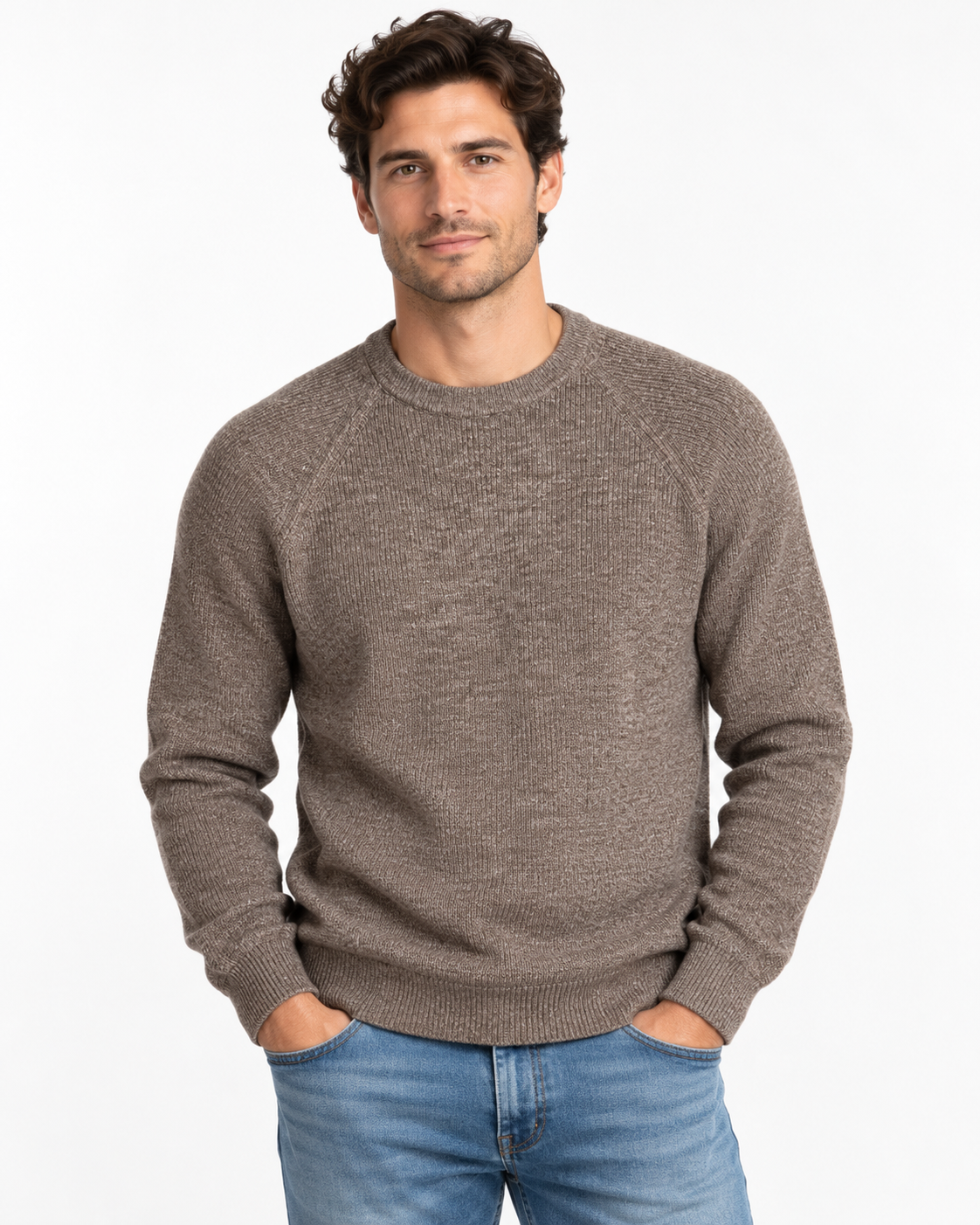 Maglione uomo girocollo fango con maniche raglan e bordi a costine, vista frontale indossata.