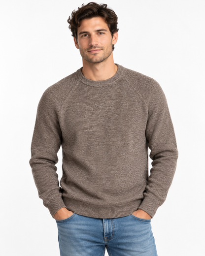 Maglione uomo girocollo fango con maniche raglan e bordi a costine, vista frontale indossata.