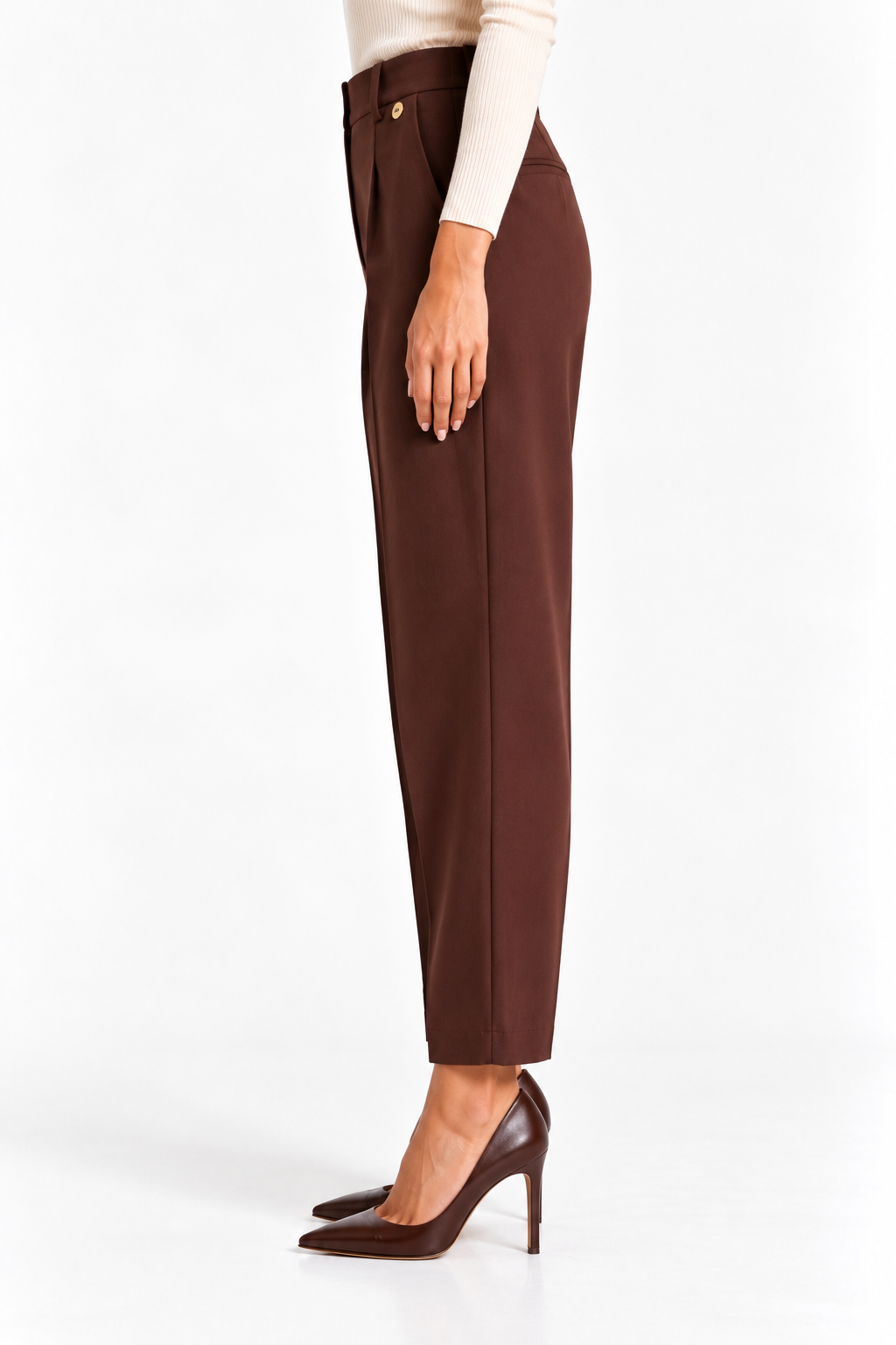 Pantalone donna sartoriale 026 color cioccolato indossato di profilo, con vita alta e linea della gamba alla caviglia.