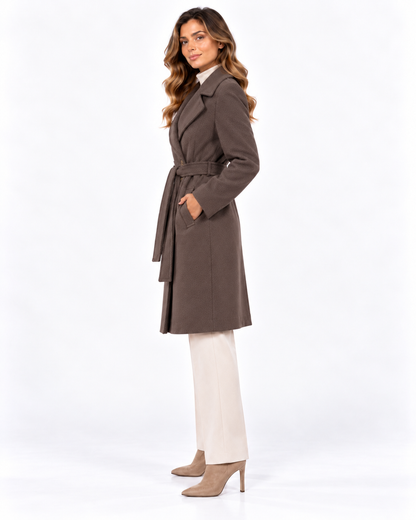 Cappotto Curtis Tiffosi marrone indossato di lato, con cintura e tasca anteriore.