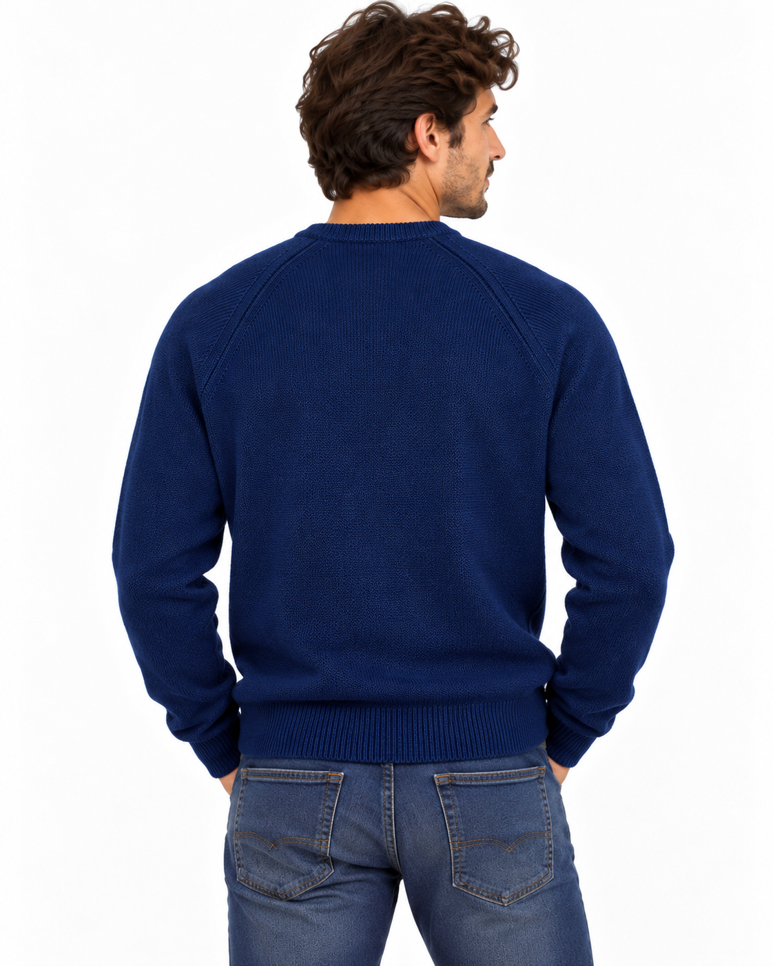 Maglione uomo blu con maniche raglan, vista posteriore indossata e fondo a costine.