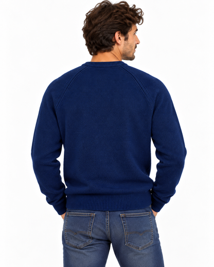 Maglione uomo blu con maniche raglan, vista posteriore indossata e fondo a costine.