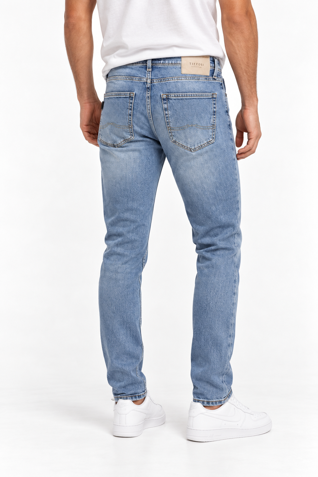 Jeans uomo Tiffosi Dylan_125 blu chiaro indossati, vista posteriore con due tasche ed etichetta sulla cintura.