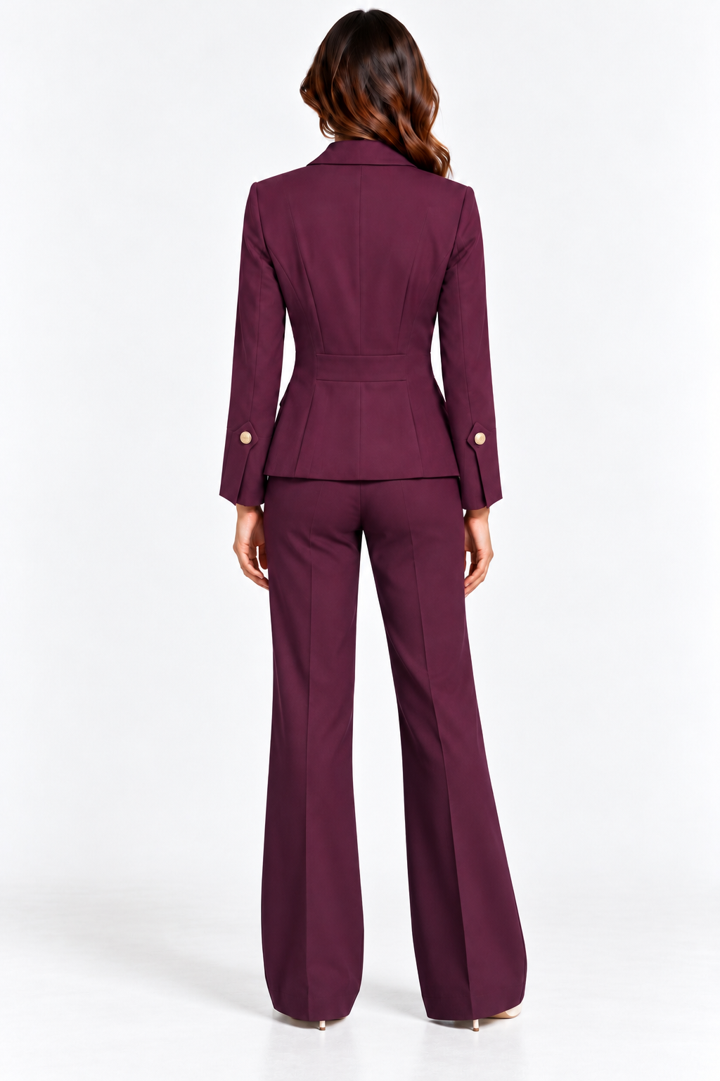 Tailleur donna Aletta wine indossato, vista posteriore della giacca sagomata e del pantalone a zampa.