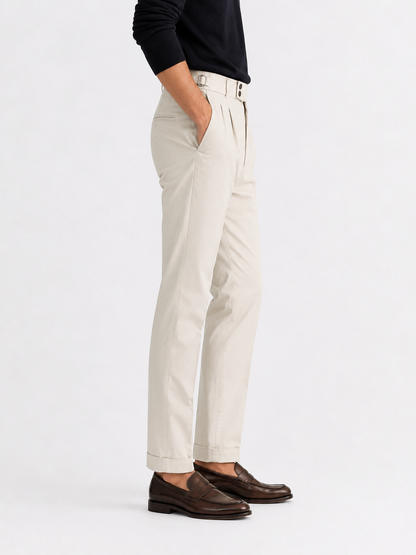 Pantalone sartoriale uomo con fibbie beige vista laterale – tessuto cotone elastene estivo MEJ Frarò