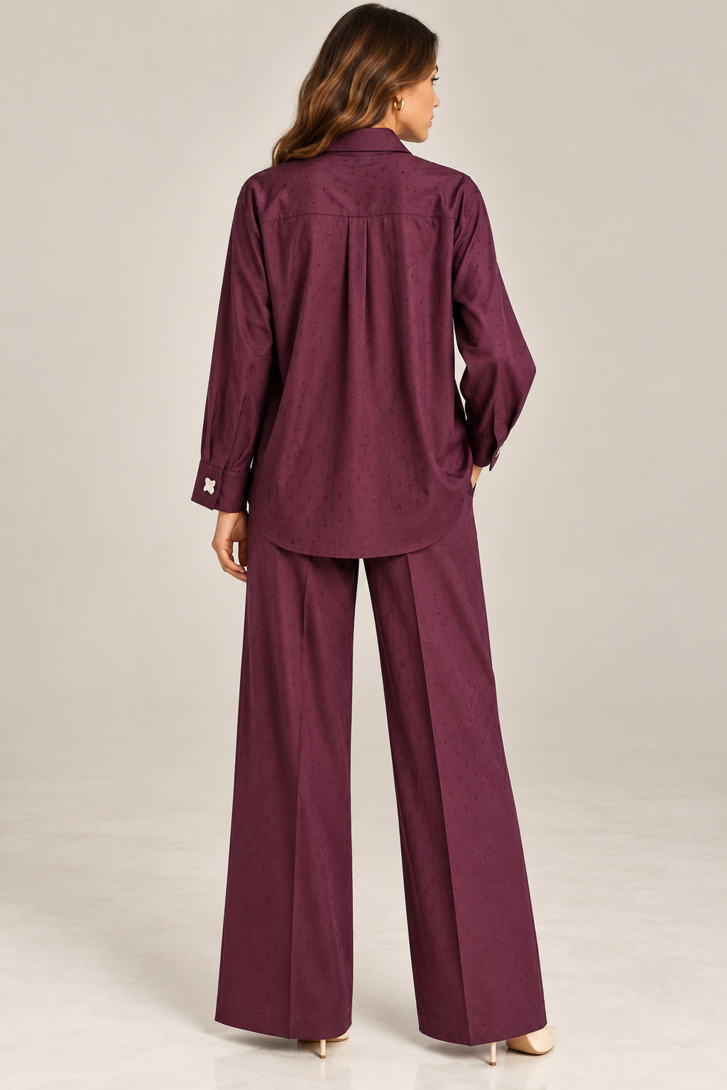 Vista posteriore del completo donna Pelota bordeaux con camicia lunga e pantalone ampio a palazzo