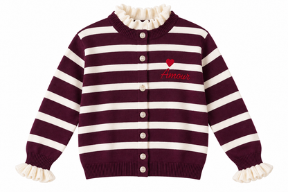 Cardigan donna 730 bordeaux, vista frontale del capo con righe chiare, bottoni e volant al collo e ai polsi.