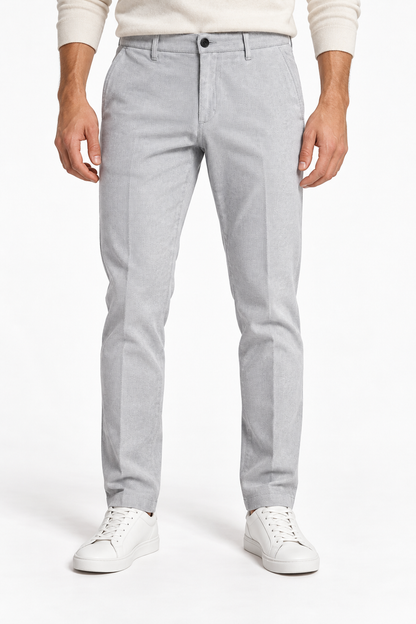 Pantalone uomo in fustagna spigata grigio chiaro, vista frontale indossato.
