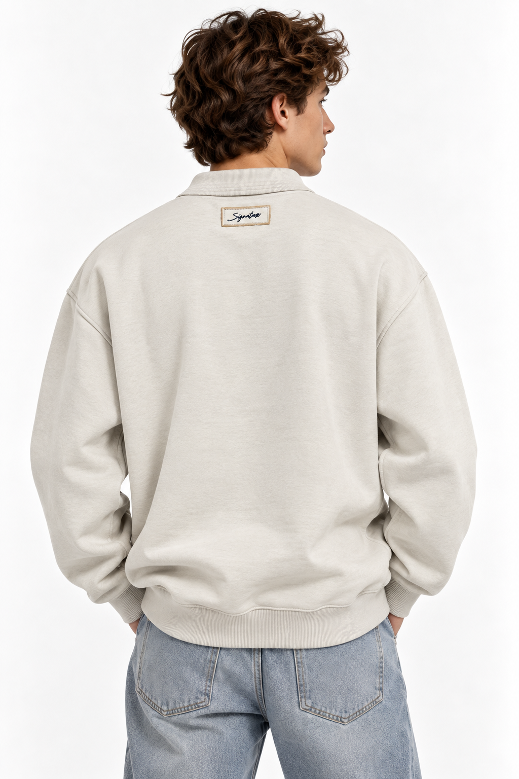 Polo uomo Valencia beige indossata, vista posteriore con etichetta sotto il colletto e polsini e orlo a costina.
