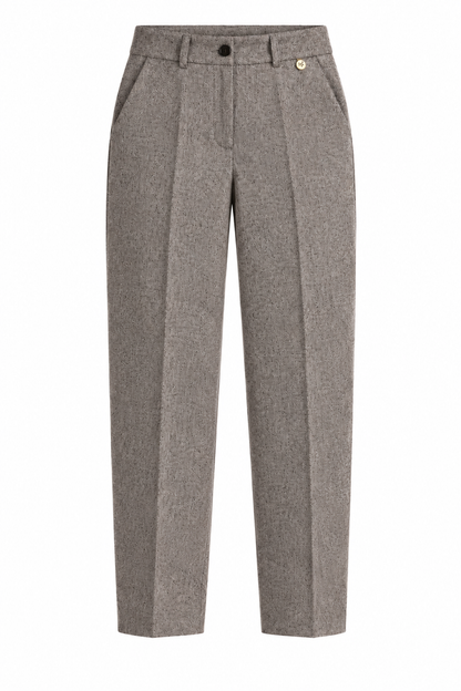 Pantalone grigio in microfantasia del tailleur donna Erica Bellucci 548, vista frontale con passanti e piega centrale.