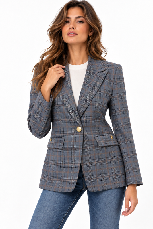 “Blazer donna a quadri blu 521 Erica Bellucci indossato, vista frontale con bottone dorato e tasche con pattina”