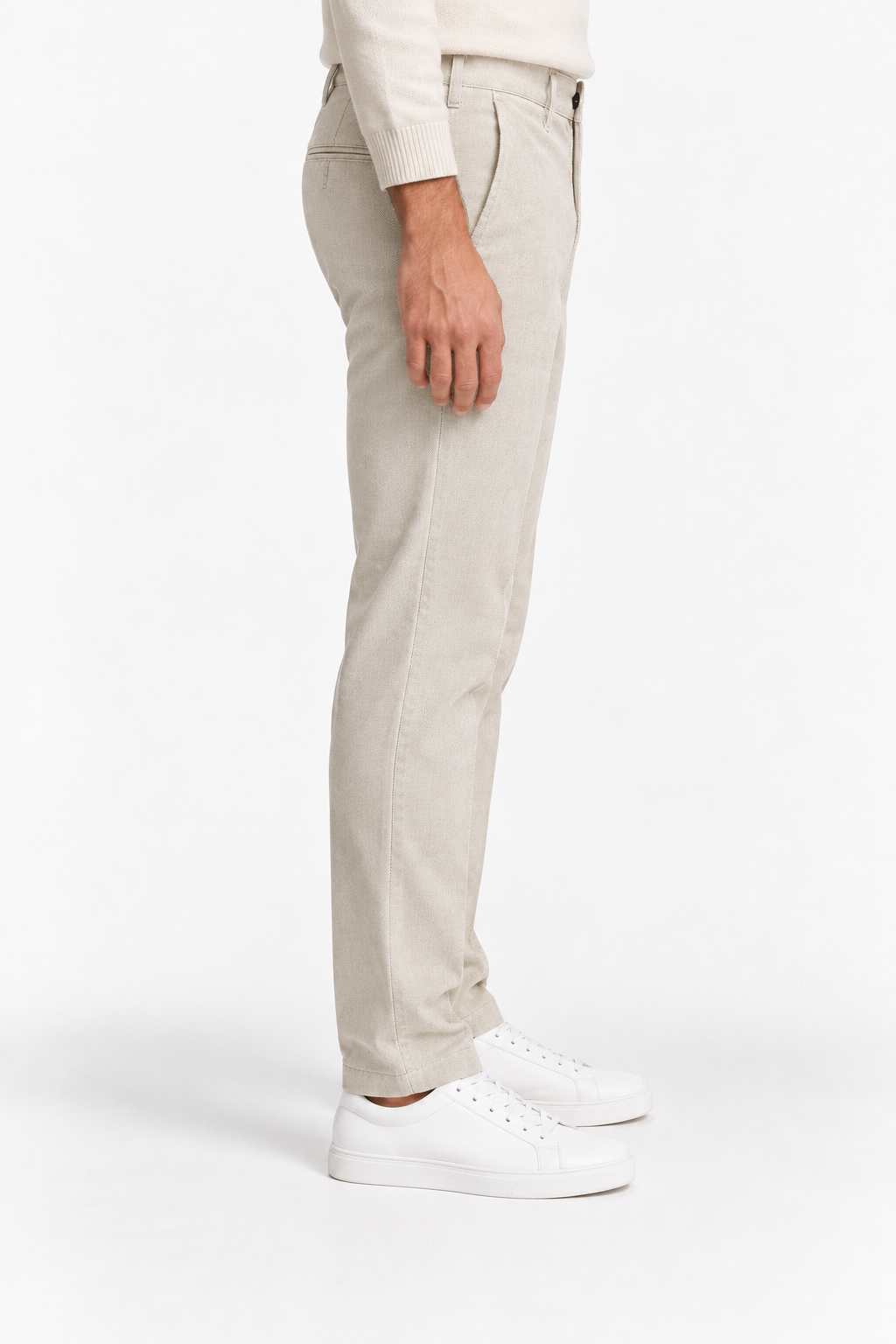Pantalone uomo in fustagna spigata beige chiaro, vista laterale indossato con tasca obliqua.