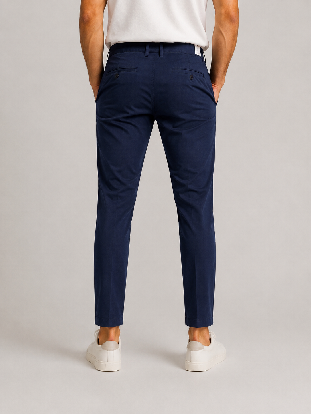 Pantalone twill uomo blu scuro – vestibilità regular fit, tasche americane, vista posteriore indossato da modello - made in Italy – Frarò