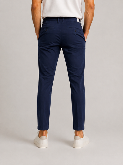 Pantalone twill uomo blu scuro – vestibilità regular fit, tasche americane, vista posteriore indossato da modello - made in Italy – Frarò