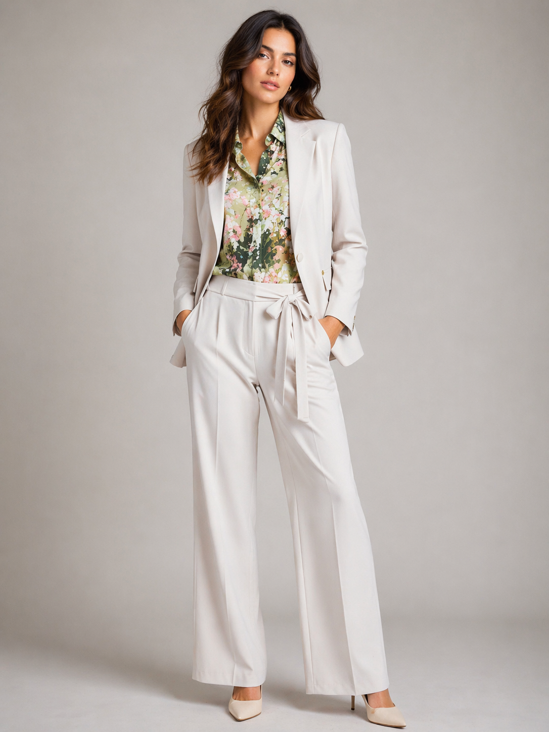 Tailleur donna 594 Burro indossato con giacca aperta, dettaglio fiocco pantalone.