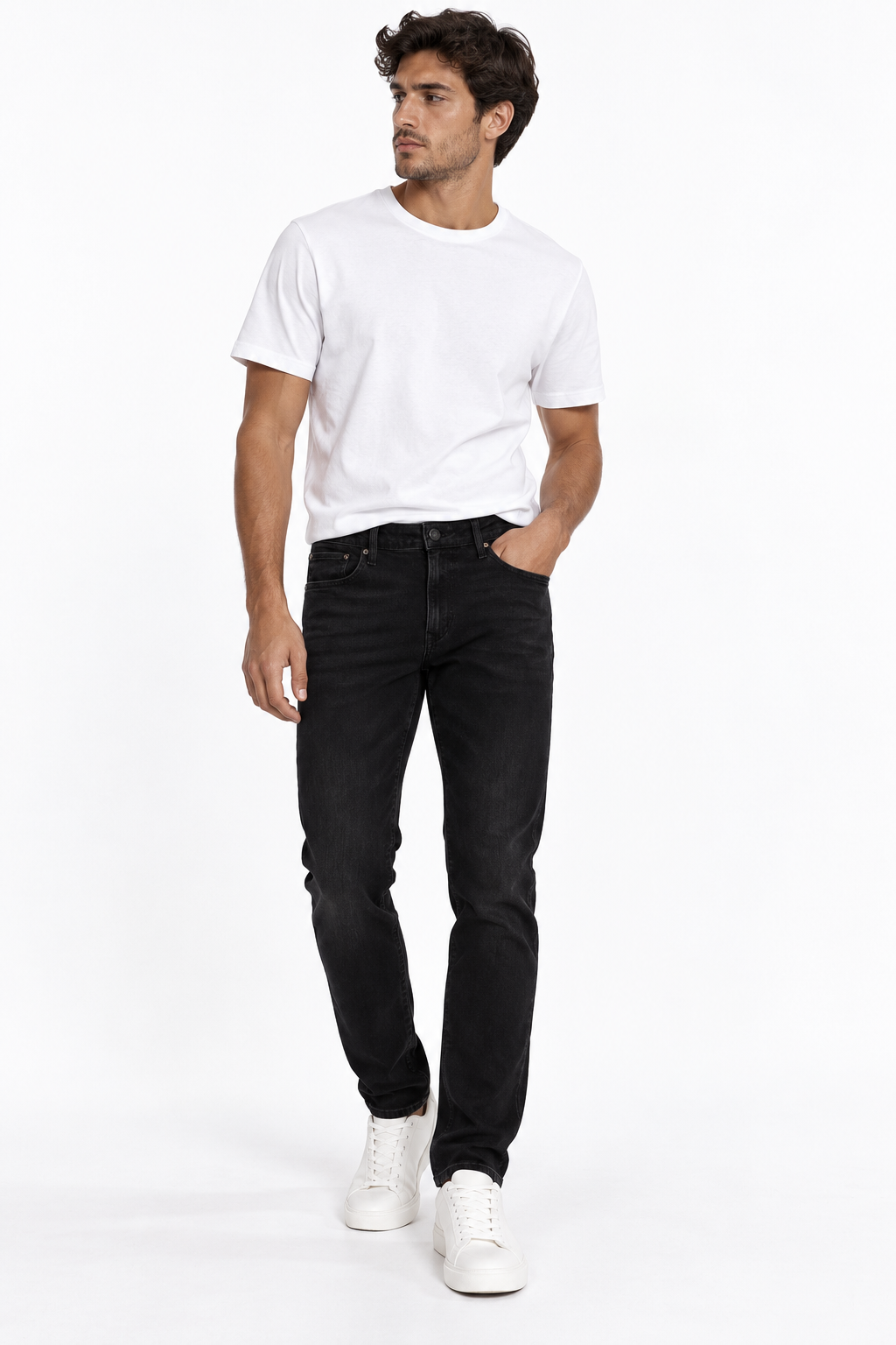 Jeans uomo neri Dylan_121 indossati, vista frontale a figura intera con vestibilità slim, t-shirt bianca e sneakers.