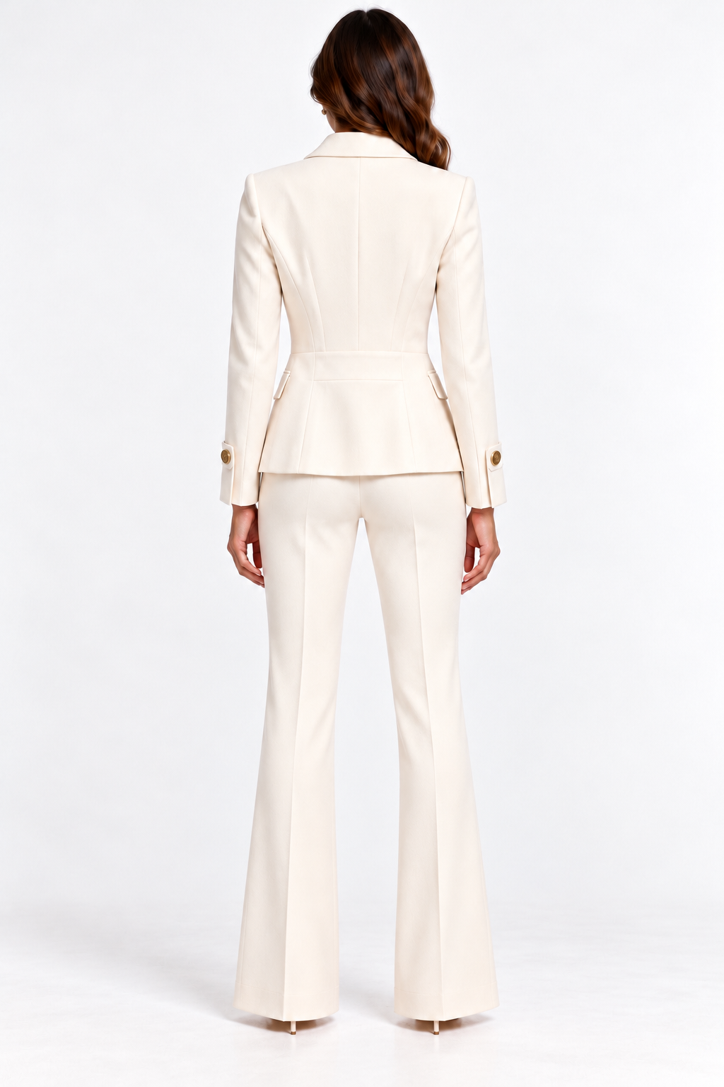 Tailleur donna Aletta panna indossato, vista posteriore della giacca avvitata e del pantalone lungo svasato.