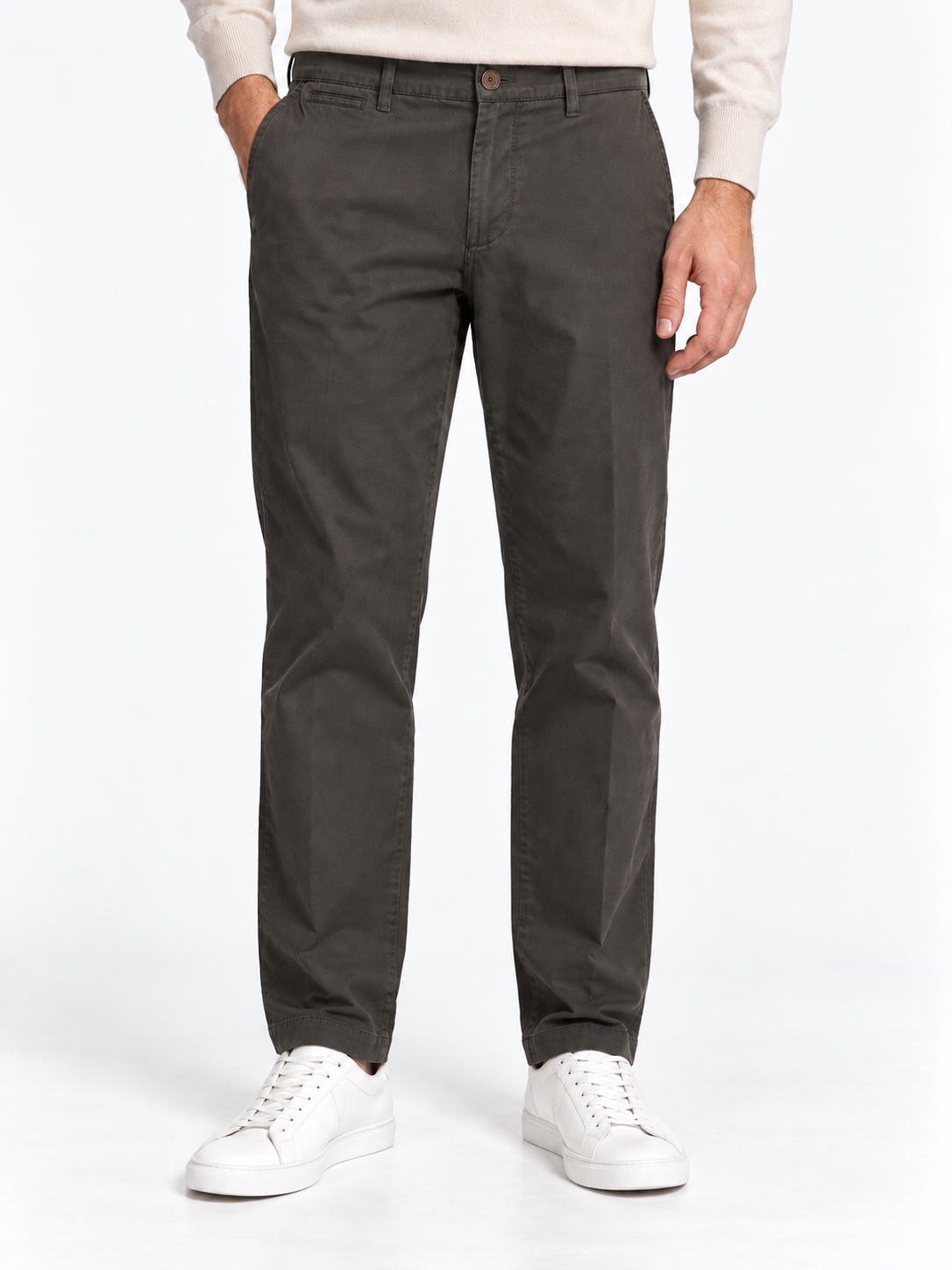 Pantalone uomo invernale Moro 705 in tonalità scura, indossato frontalmente, con bottone in vita, passanti e tasche all'americana.