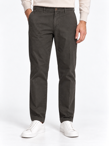 Pantalone uomo invernale Moro 705 in tonalità scura, indossato frontalmente, con bottone in vita, passanti e tasche all'americana.