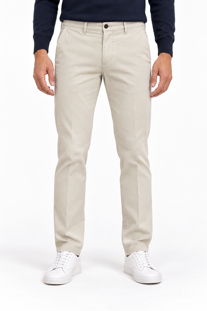 Pantalone uomo Moro 01S beige in cotone invernale slim fit, vista frontale indossato.