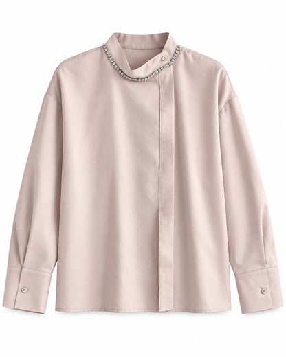 Camicia donna 140 non indossata, vista frontale con collo alla coreana decorato da strass.