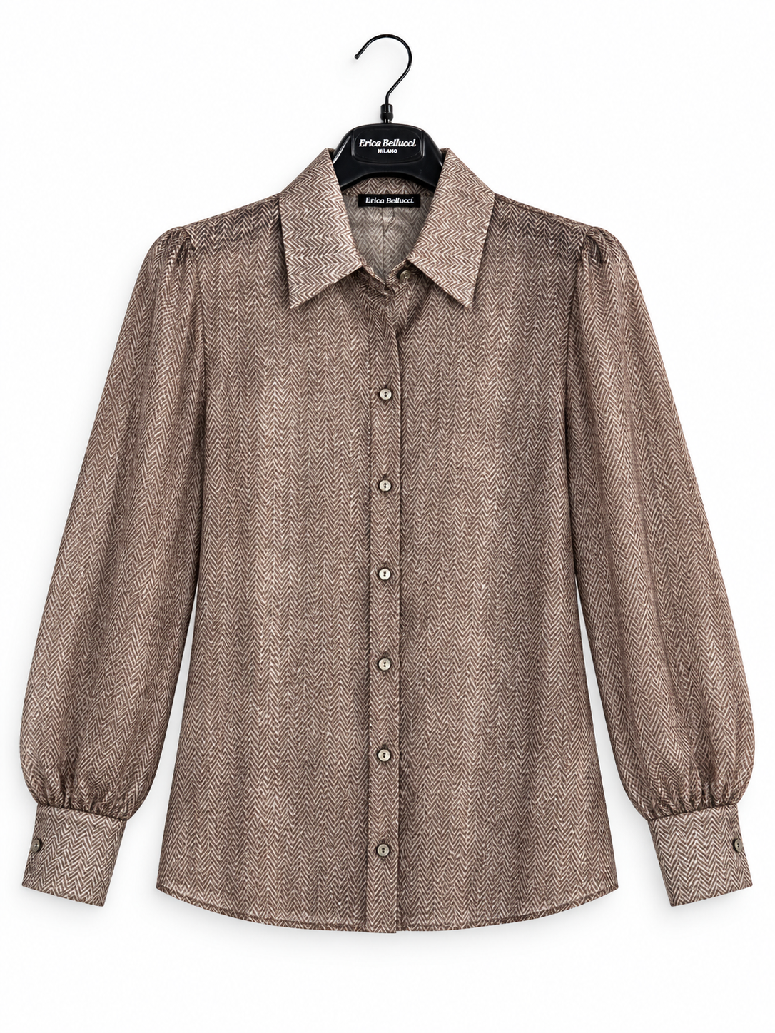 Camicia donna in fantasia spigata Erica Bellucci marrone e beige vista frontalmente su gruccia, con collo francese, bottoni e maniche lunghe.