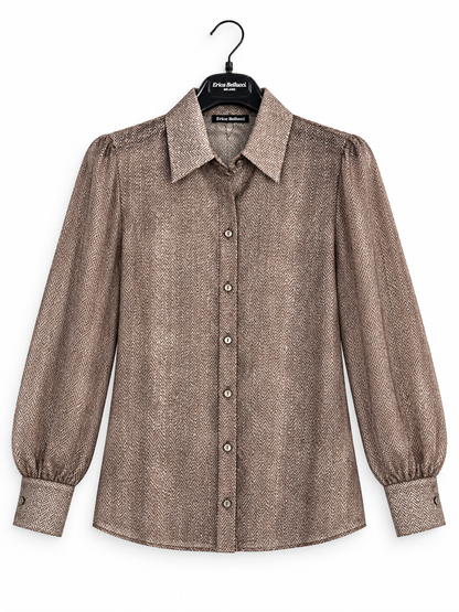 Camicia donna in fantasia spigata Erica Bellucci marrone e beige vista frontalmente su gruccia, con collo francese, bottoni e maniche lunghe.