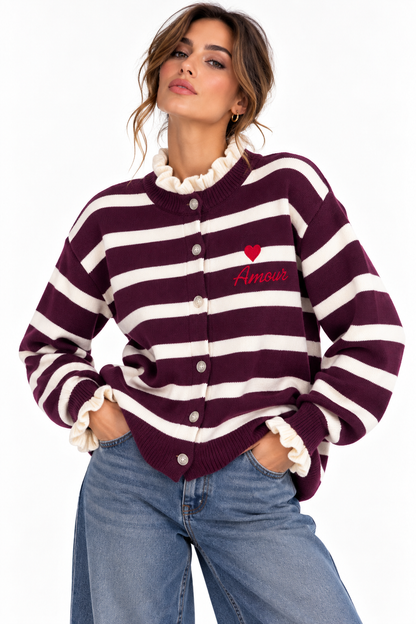Cardigan donna 730 bordeaux a righe chiare indossato, vista frontale con bottoni e ricamo Amour con cuore.