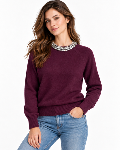 Maglione donna bordeaux con collo gioiello, vista frontale indossata.
