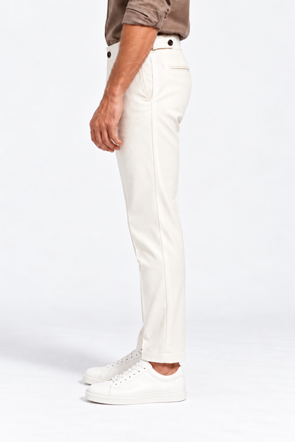 Pantalone uomo sartoriale Moro panna in punto Milano, indossato, vista laterale con tasca frontale e tasca posteriore a filetto.
