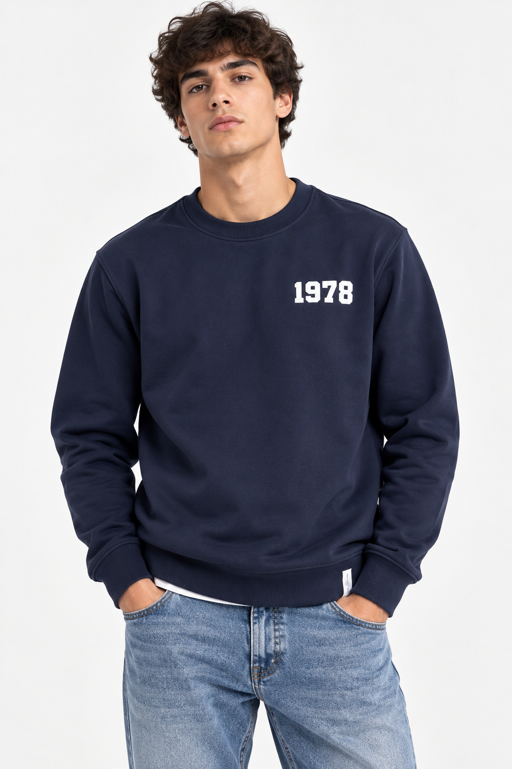 Felpa uomo Filipe Tiffosi blu navy girocollo indossata frontalmente, con ricamo bianco “1978” sul petto, maniche lunghe e polsini elasticizzati.