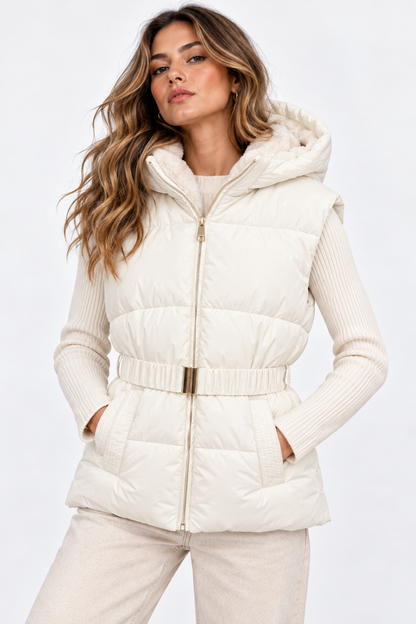 Piumino smanicato donna Titi Tiffosi panna indossato, vista frontale con cappuccio