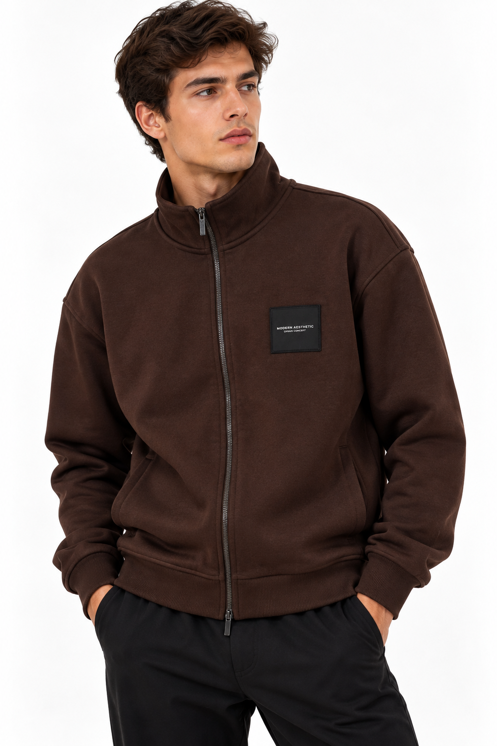 Modello con felpa uomo Leon marrone, zip frontale, collo alto e patch sul petto