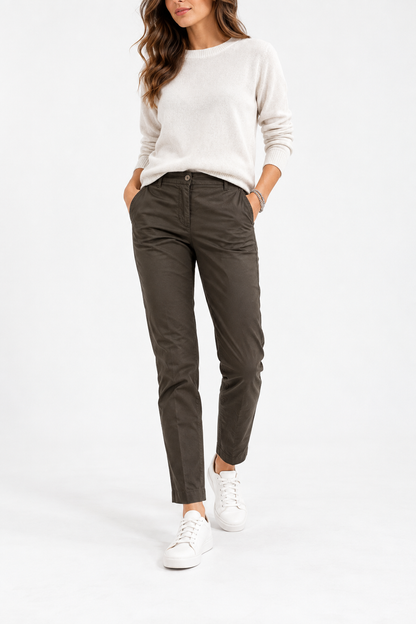 Pantalone donna Any color cioccolato total look indossato, vista frontale con vita media e gamba a sigaretta abbinato a maglia in viscosa bianca.