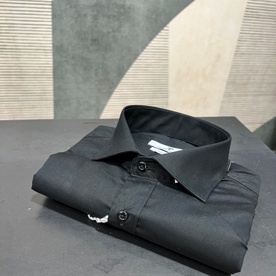 Camicia nera elegante da uomo Frarò piegata su tavolo, abbigliamento Made in Italy