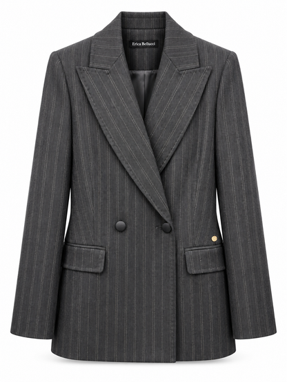  Blazer doppiopetto gessato del tailleur donna Erica Bellucci 513 con revers ampi, bottoni rivestiti e tasche con patta.