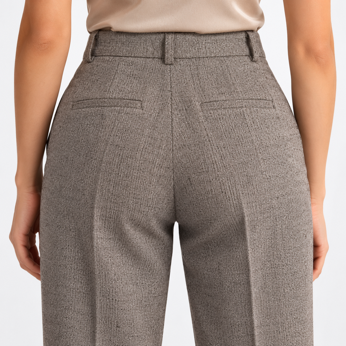 Dettaglio posteriore del pantalone del tailleur donna Erica Bellucci 548 con passanti e tasche a filetto.
