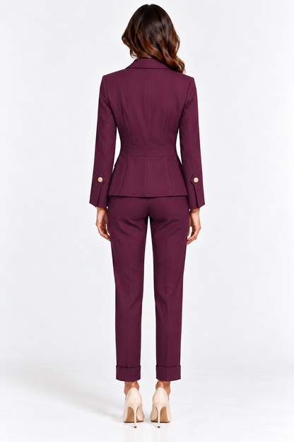 Tailleur donna Aletta bordeaux indossato, vista posteriore della giacca avvitata e del pantalone con risvolti alla caviglia.