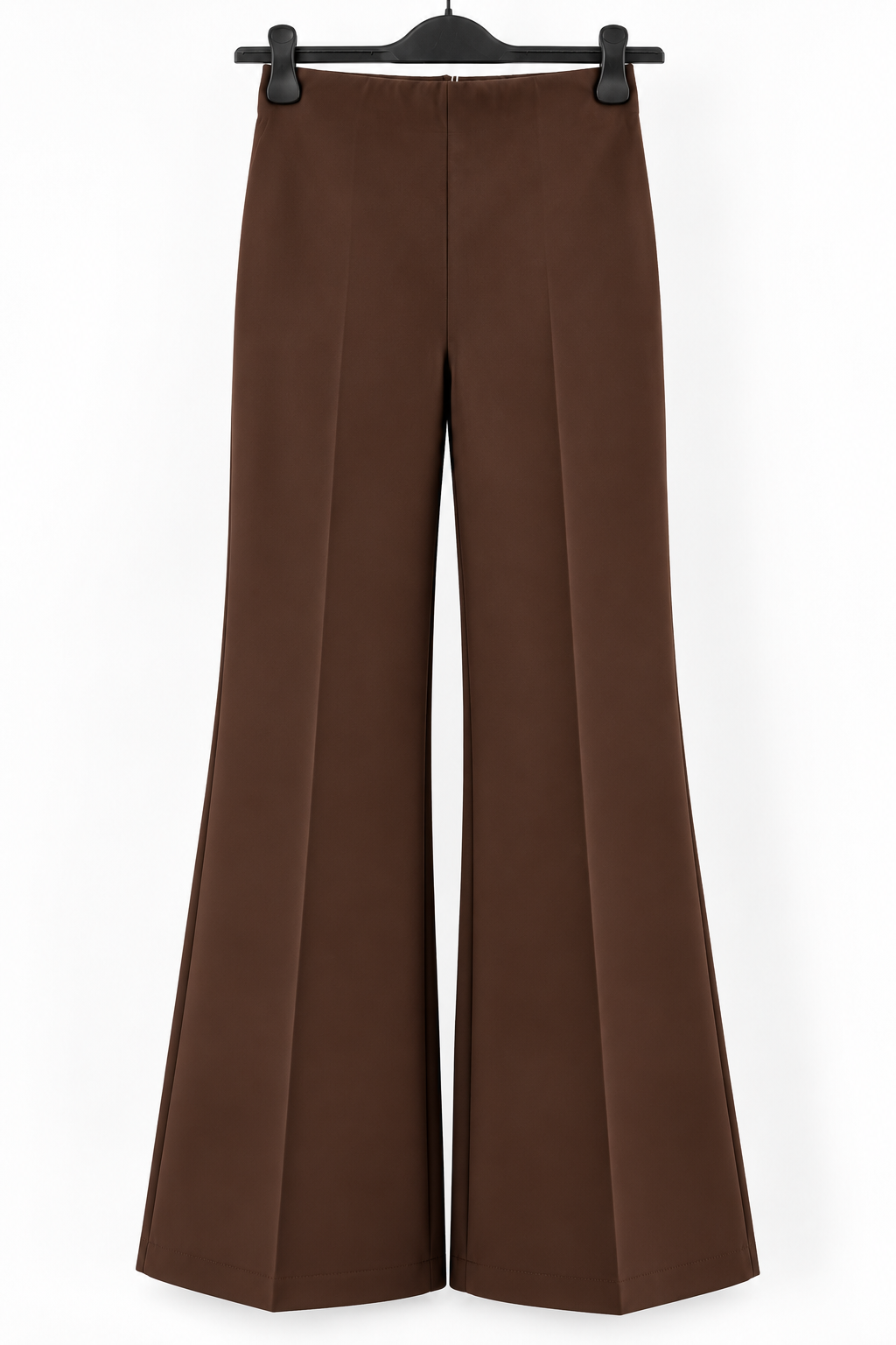 Pantalone donna a zampa in punto Milano appeso, color cioccolato, vista frontale con pieghe lungo le gambe