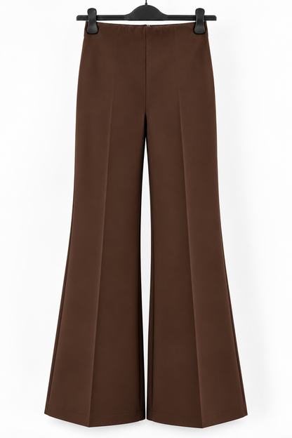 Pantalone donna a zampa in punto Milano appeso, color cioccolato, vista frontale con pieghe lungo le gambe