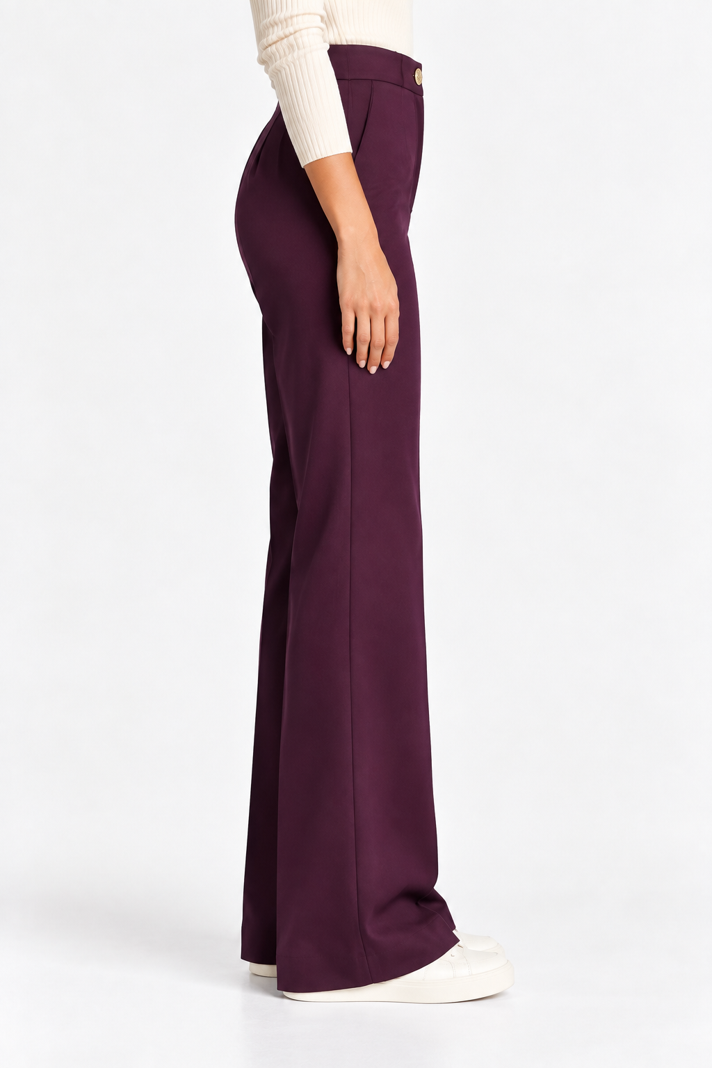Pantalone donna a zampa 2958 bordeaux indossato, vista laterale con tasca sul fianco e fondo svasato.