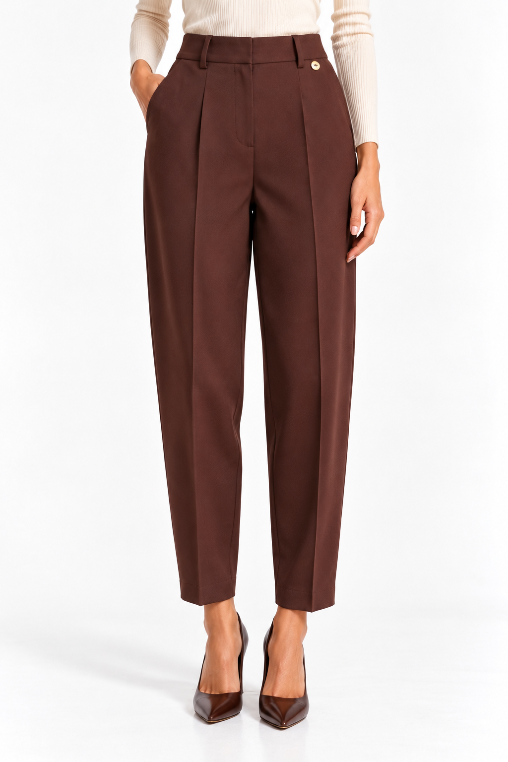 Pantalone donna sartoriale 026 color cioccolato indossato, vista frontale con vita alta e lunghezza alla caviglia.