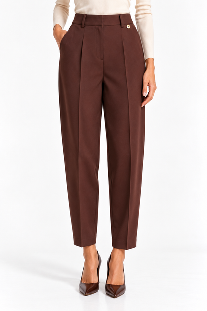 Pantalone donna sartoriale 026 color cioccolato indossato, vista frontale con vita alta e lunghezza alla caviglia.
