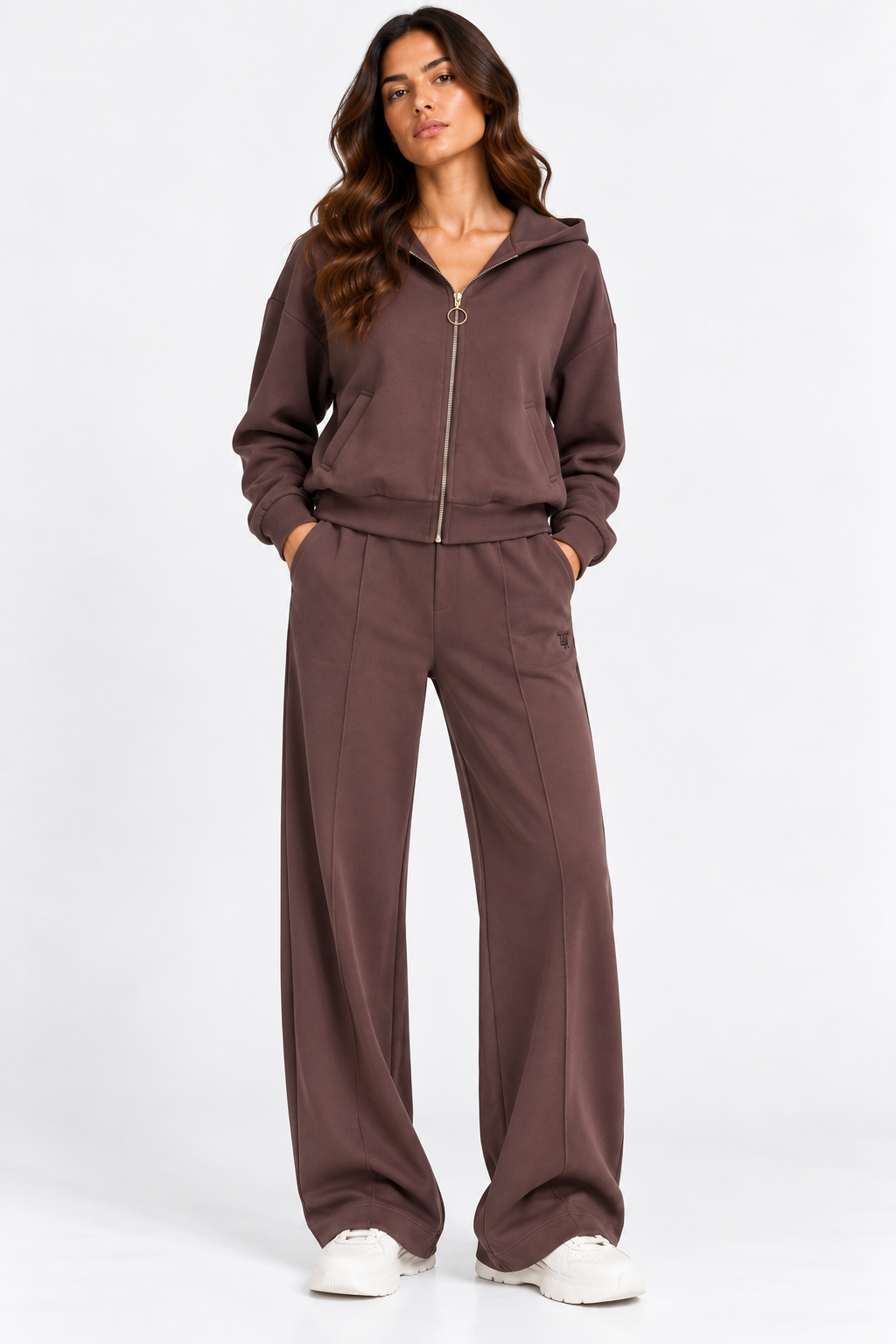 Tuta donna Pam Tiffosi color cioccolato indossata, vista frontale con felpa con zip e pantaloni wide leg